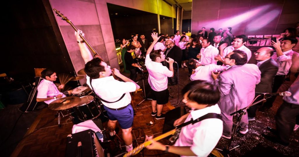 วงดนตรีดึแขกผู้ร่วมงานให้สนุกไปกับวงดนตรี