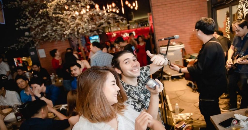 วงดนตรี เป็นกันเอง ร่วมสนุกกับแขกได้